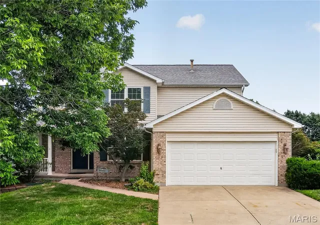Photo 2 of Sale Pending at 14 Spring Time Ct, Saint Charles, MO 63303 | MLS# MIS26039441 | Listing updated on 2026-09-03