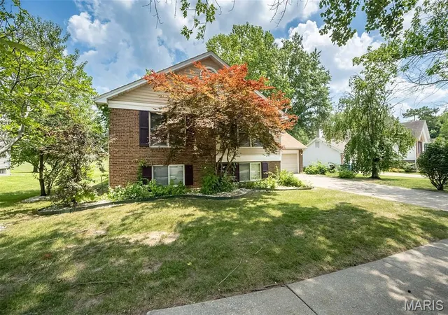 2nd image of 16740 N Fork Ridge Dr, Florissant, MO 63034 | MLS# MIS26039453