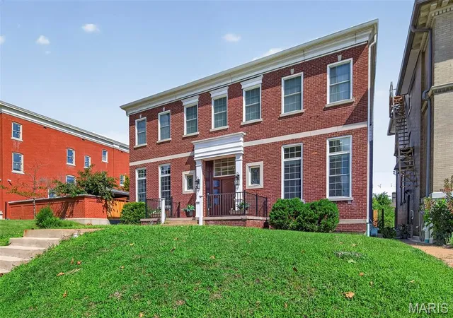 Photo 3 of Sale Pending at 5285 Washington Pl, St Louis, MO 63108 | MLS# MIS26039454 | Listing updated on 2026-09-15