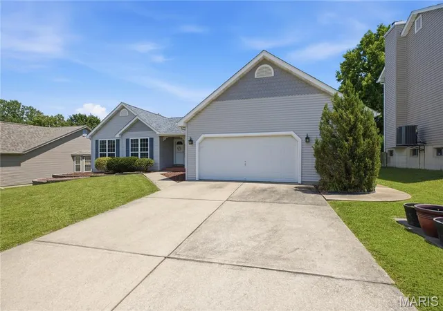 3rd image of 831 Glencorse Dr, Saint Peters, MO 63304 | MLS# MIS26039458