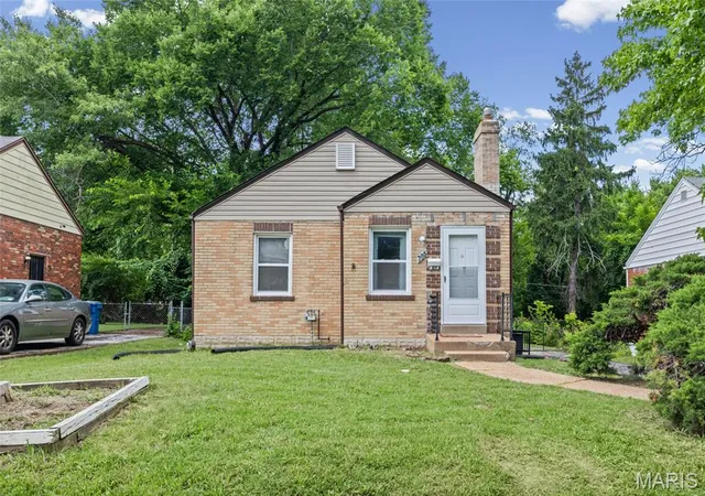 Homes for sale in Ferguson, MO | 305 Newell Dr, Ferguson, MO 63135 | MLS# MIS26039467