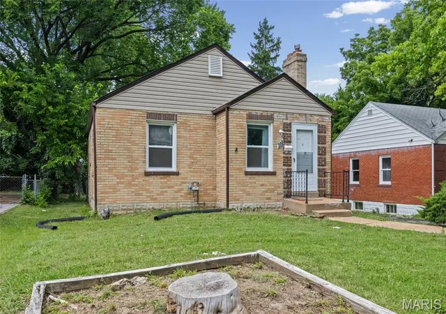 Homes for sale in Ferguson, MO | 305 Newell Dr, Ferguson, MO 63135 | MLS# MIS26039467