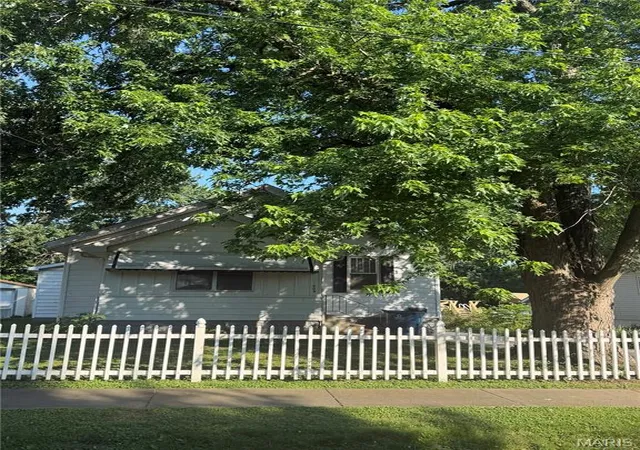 Homes for sale in Caseyville, IL | 404 S 4th St, Caseyville, IL 62232 | MLS# MIS26039473