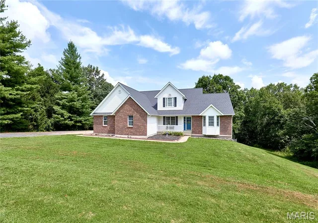 Homes for sale in Winfield, MO | 301 Country View Dr, Winfield, MO 63389 | MLS# MIS26039518