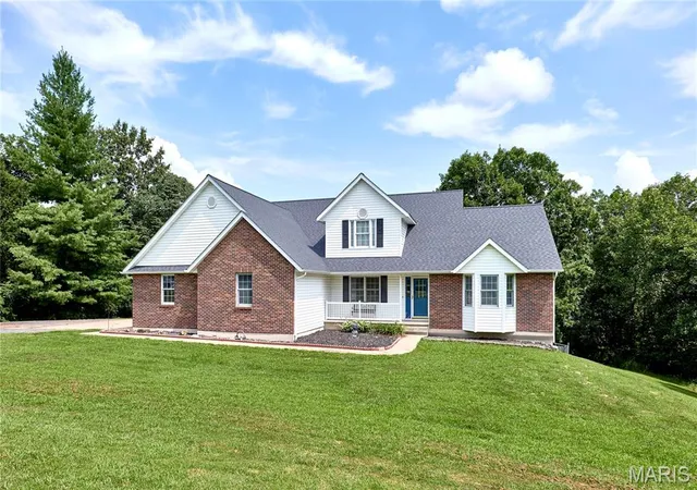Homes for sale in Winfield, MO | 301 Country View Dr, Winfield, MO 63389 | MLS# MIS26039518