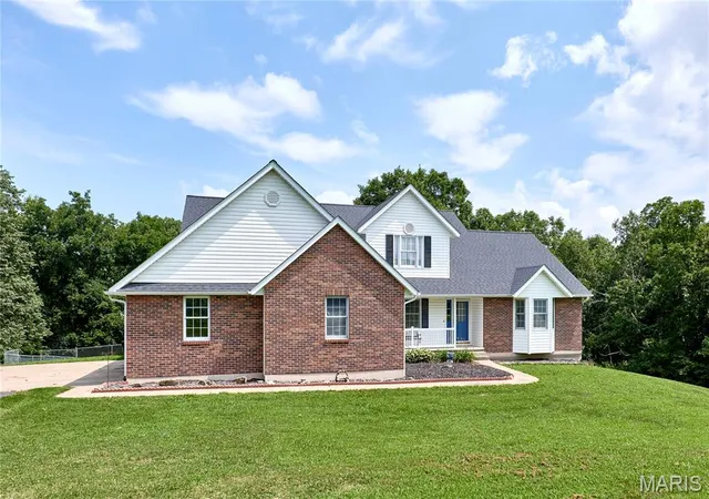 Homes for sale in Winfield, MO | 301 Country View Dr, Winfield, MO 63389 | MLS# MIS26039518