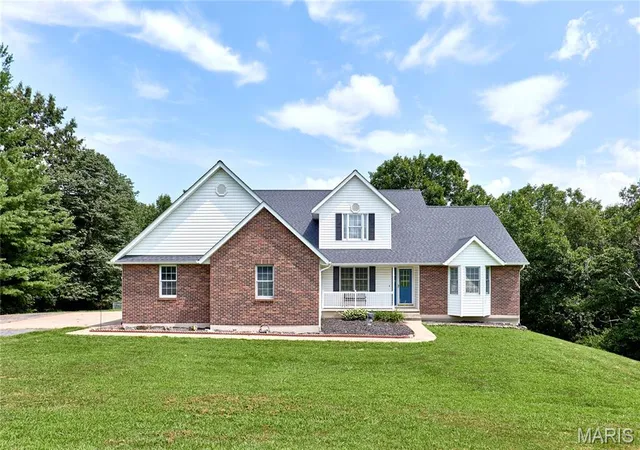 Homes for sale in Winfield, MO | 301 Country View Dr, Winfield, MO 63389 | MLS# MIS26039518
