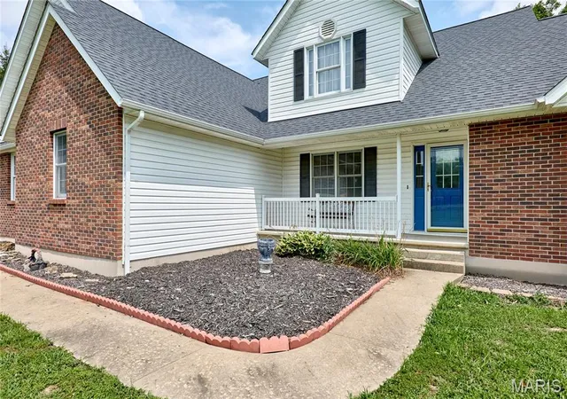 Homes for sale in Winfield, MO | 301 Country View Dr, Winfield, MO 63389 | MLS# MIS26039518