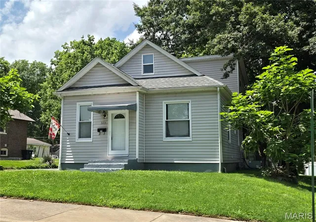 2nd image of 323 N 37th St, Belleville, IL 62226 | MLS# MIS26039547