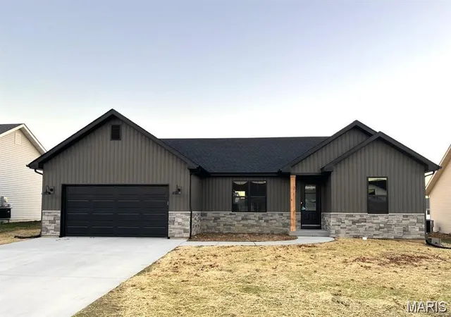 Homes for sale in Godfrey, IL | 721 Pleasant Valley Dr, Godfrey, IL 62035 | MLS# MIS26039562