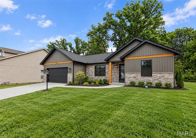 Photo 2 of Single family home for sale at 721 Pleasant Valley Dr, Godfrey, IL 62035 | MLS# MIS26039562 | Listing updated on 2026-10-04