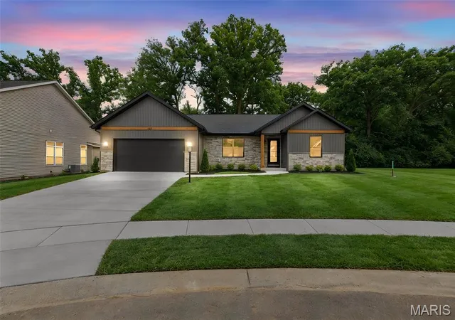 Photo 3 of Single family home for sale at 721 Pleasant Valley Dr, Godfrey, IL 62035 | MLS# MIS26039562 | Listing updated on 2026-10-04