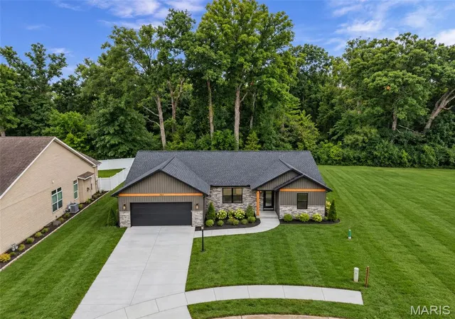 Photo 1 of Single family home for sale at 721 Pleasant Valley Dr, Godfrey, IL 62035 | MLS# MIS26039562 | Listing updated on 2026-10-04
