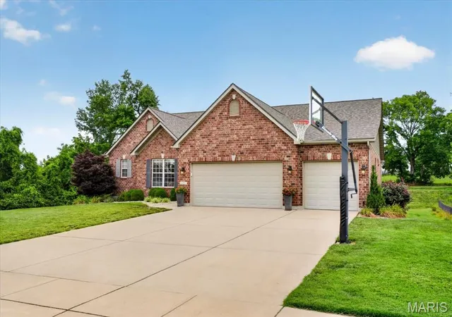 Homes for sale in Columbia, IL | 607 W Laura Ct, Columbia, IL 62236 | MLS# MIS26039590