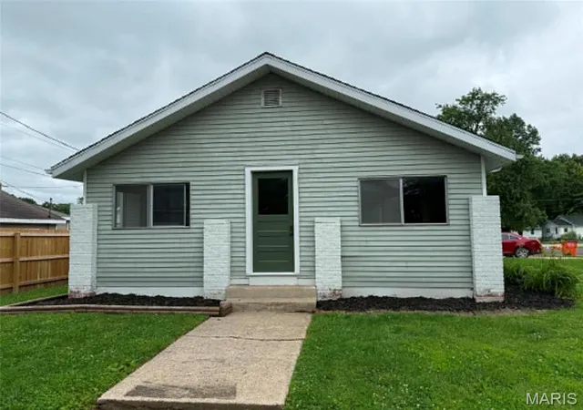 1st image of 129 N Hudson St, Vandalia, IL 62471 | MLS# MIS26039611
