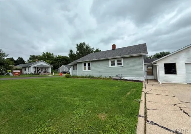 3rd image of 129 N Hudson St, Vandalia, IL 62471 | MLS# MIS26039611