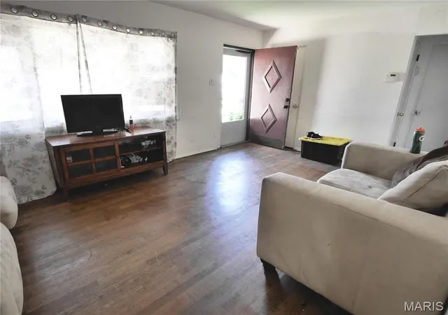 Photo 2 of Single family home for sale at 10113 Crown Point Dr, St Louis, MO 63136 | MLS# MIS26039624 | Listing updated on 2026-10-17