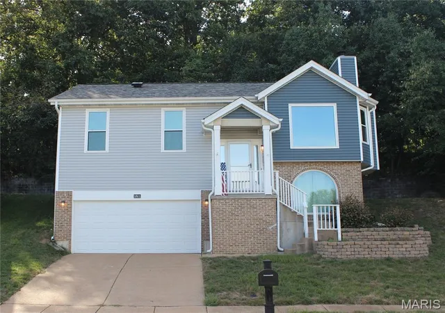 Photo 1 of Single family home for sale at 1511 Glenn Brooke Woods Cir, Ballwin, MO 63021 | MLS# MIS26039683 | Listing updated on 2026-10-06