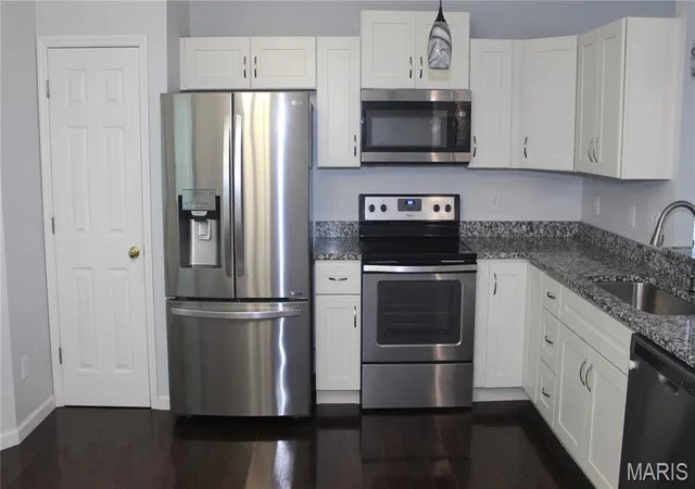 Photo 3 of Single family home for sale at 1511 Glenn Brooke Woods Cir, Ballwin, MO 63021 | MLS# MIS26039683 | Listing updated on 2026-10-06
