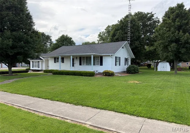 Homes for sale in Nokomis, IL | 120 Madison St, Nokomis, IL 62075 | MLS# MIS26039684