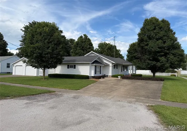 Homes for sale in Nokomis, IL | 120 Madison St, Nokomis, IL 62075 | MLS# MIS26039684