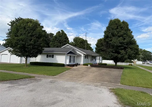 3rd image of 120 Madison St, Nokomis, IL 62075 | MLS# MIS26039684