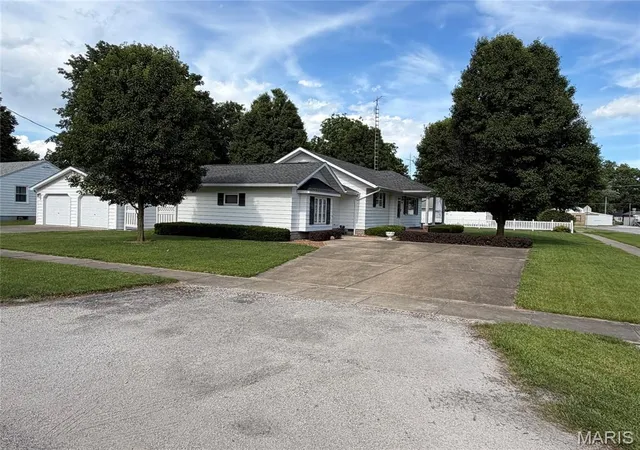 4th image of 120 Madison St, Nokomis, IL 62075 | MLS# MIS26039684