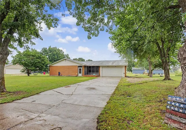 Homes for sale in Sikeston, MO | 210 Sherrie Dr, Sikeston, MO 63801 | MLS# MIS26039688