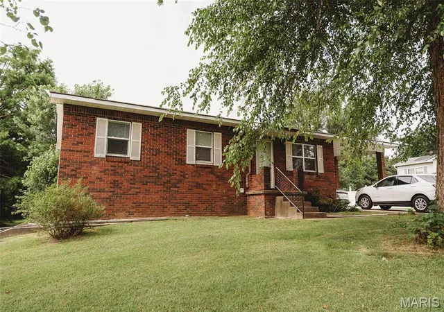 Photo 1 of Single family home for sale at 2815 W Lakeview Dr, Poplar Bluff, MO 63901 | MLS# MIS26039752 | Listing updated on 2026-07-27