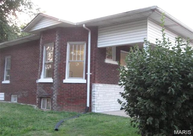 Homes for sale in Granite City, IL | 1601 Olive St, Granite City, IL 62040 | MLS# MIS26039754