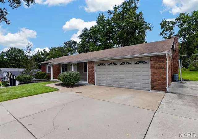 Photo 3 of Sale Pending at 1131 Wagonwheel Trl, Twin Oaks, MO 63011 | MLS# MIS26039769 | Listing updated on 2026-08-25