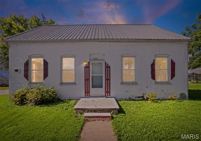 Homes for sale in Germantown, IL | 700 Walnut St, Germantown, IL 62245 | MLS# MIS26039779