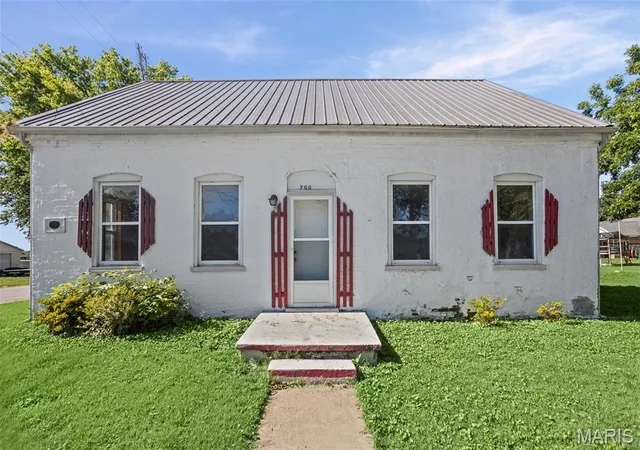 Homes for sale in Germantown, IL | 700 Walnut St, Germantown, IL 62245 | MLS# MIS26039779