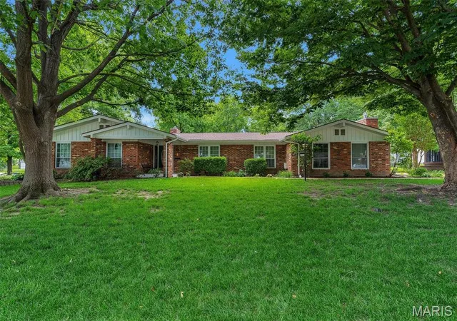 Homes for sale in Kirkwood, MO | 1010 Dovergate Dr, Kirkwood, MO 63122 | MLS# MIS26039785