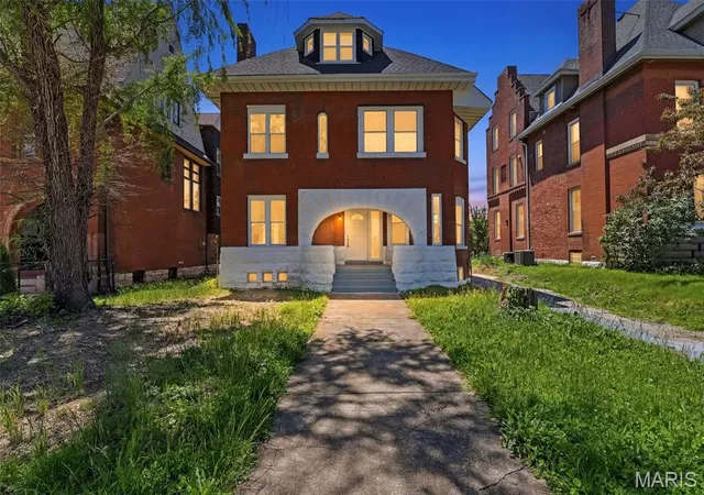 Photo 2 of Single family home for sale at 4266 Washington Blvd, Saint Louis, MO 63108 | MLS# MIS26039789 | Listing updated on 2026-10-15