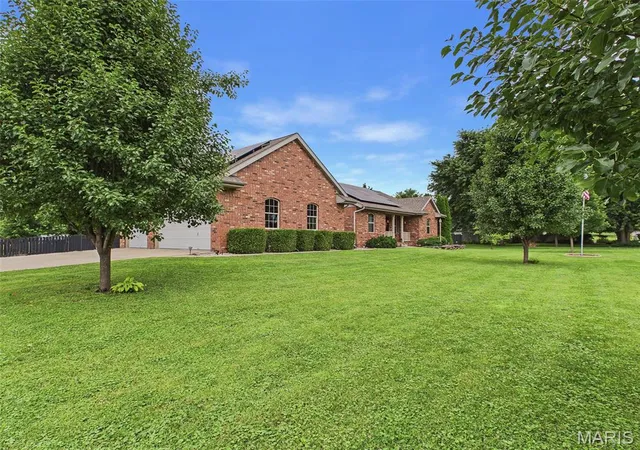 Homes for sale in Wood River, IL | 1168 N 6th St, Wood River, IL 62095 | MLS# MIS26039790