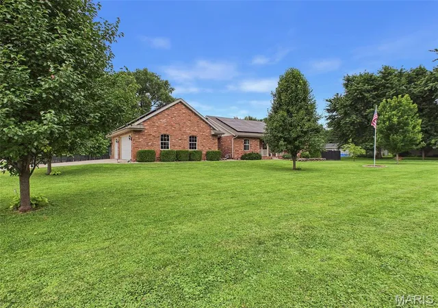 Homes for sale in Wood River, IL | 1168 N 6Th St, Wood River, IL 62095 | MLS# MIS26039790