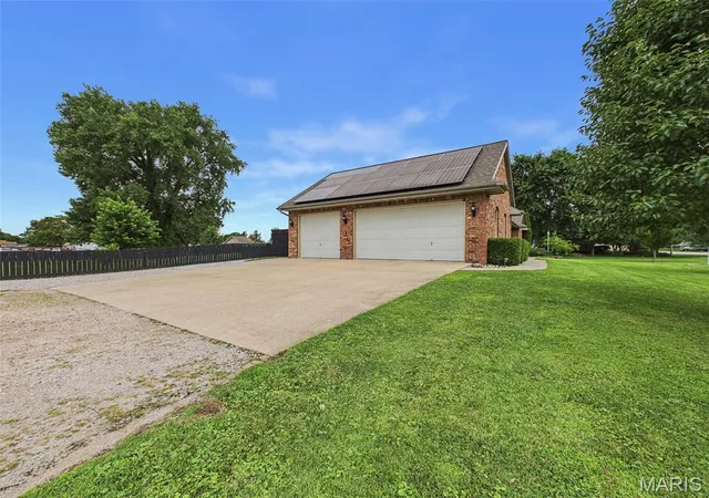 Homes for sale in Wood River, IL | 1168 N 6Th St, Wood River, IL 62095 | MLS# MIS26039790