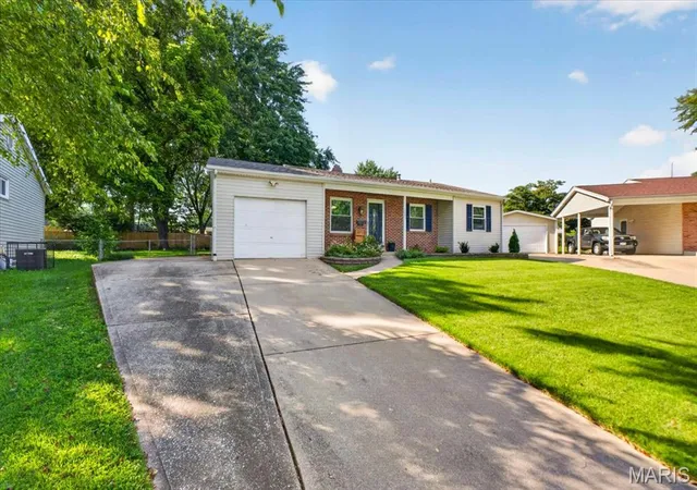 Photo 3 of Sale Pending at 1285 Flora Ln, Florissant, MO 63031 | MLS# MIS26039791 | Listing updated on 2026-08-09