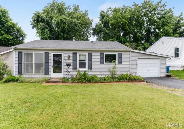 Photo 2 of Sale Pending at 2662 Bonniebrook Dr, Maryland Heights, MO 63043 | MLS# MIS26039809 | Listing updated on 2026-08-27