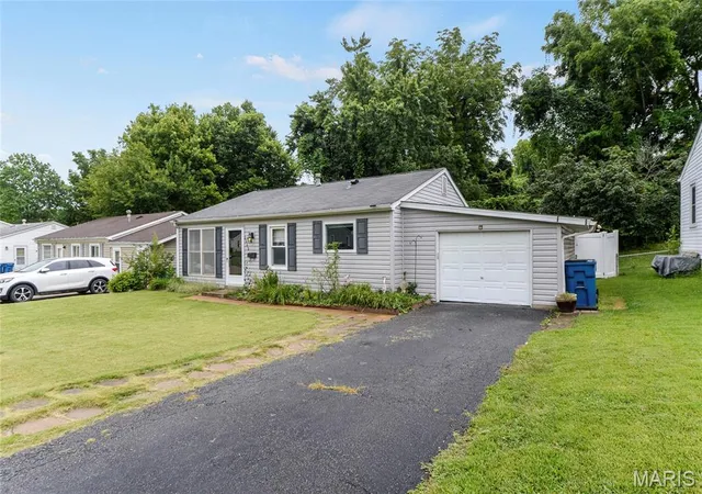 Photo 3 of Sale Pending at 2662 Bonniebrook Dr, Maryland Heights, MO 63043 | MLS# MIS26039809 | Listing updated on 2026-08-27