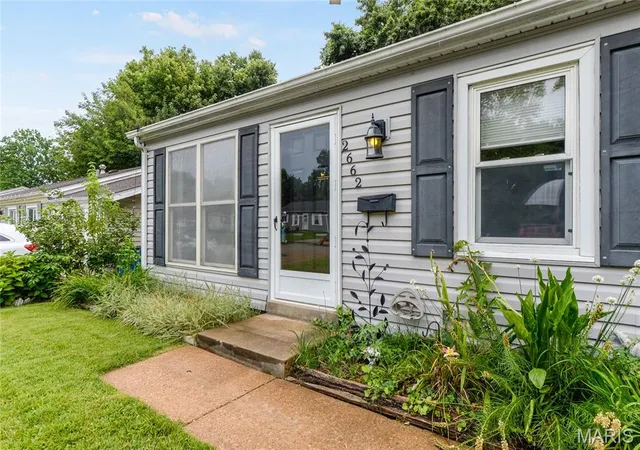 Photo 3 of Sale Pending at 2662 Bonniebrook Dr, Maryland Heights, MO 63043 | MLS# MIS26039809 | Listing updated on 2026-08-27
