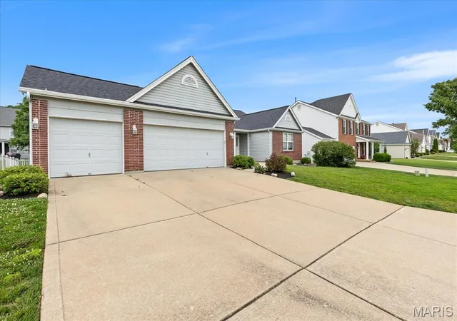 Photo 2 of Single family home for sale at 8010 Knights Crossing Dr, O Fallon, MO 63368 | MLS# MIS26039812 | Listing updated on 2026-10-01