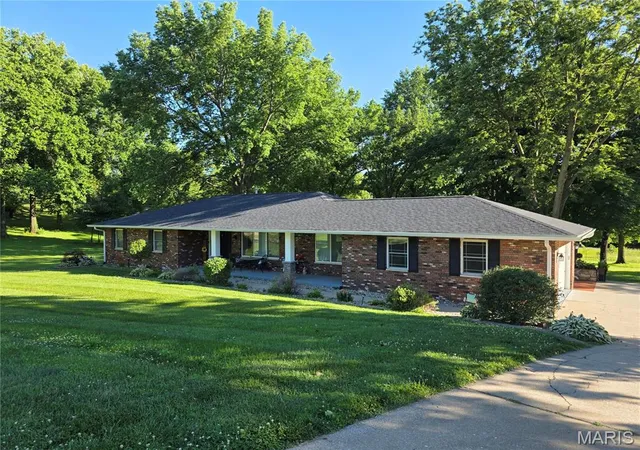 2nd image of 8 W W Lockhaven Ct Ct, Edwardsville, IL 62025 | MLS# MIS26039833