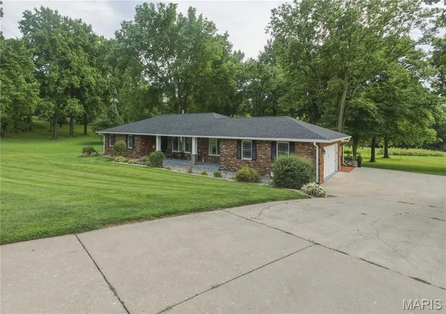 Photo 3 of Single family home for sale at 8 W W Lockhaven Ct Ct, Edwardsville, IL 62025 | MLS# MIS26039833 | Listing updated on 2026-10-20