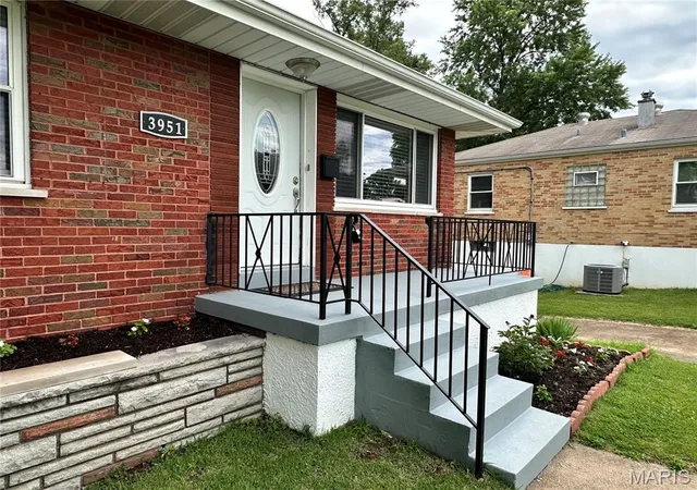 Homes for sale in Unincorporated, MO | 3951 E Dallas Ct, Unincorporated, MO 63125 | MLS# MIS26039834