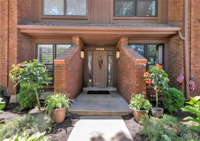 Condo for sale at 1902 Meadowtree Ln #2, Saint Louis, MO 63122 | MLS# MIS26039836