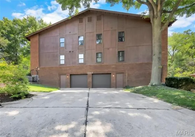 Photo 3 of Condo for sale at 1902 Meadowtree Ln #2, Saint Louis, MO 63122 | MLS# MIS26039836 | Listing updated on 2026-09-15