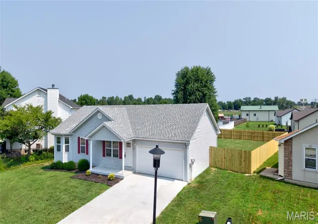 Photo 2 of Sale Pending at 104 Briarwood Dr, Moscow Mills, MO 63362 | MLS# MIS26039880 | Listing updated on 2026-09-03