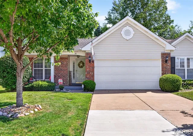 Photo 2 of Sale Pending at 30 Hunting Manor Dr, St Charles, MO 63303 | MLS# MIS26039891 | Listing updated on 2026-08-28